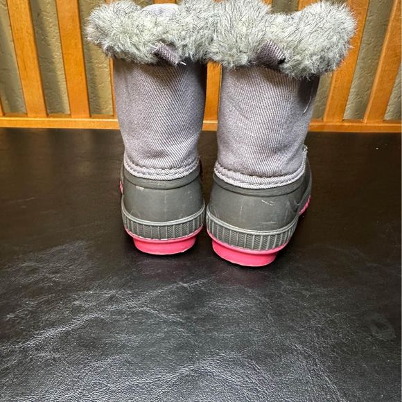 Old Navy Little Girls Gray/Pink Snow Boots - Picture 3 of 7